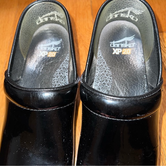 Dansko XP 2.0 Black Patent Clogs Size 38. Great used condition - Picture 6 of 8